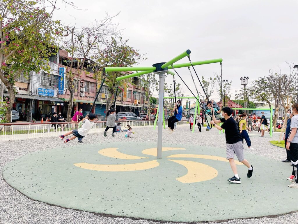 親子搖擺鞦韆區