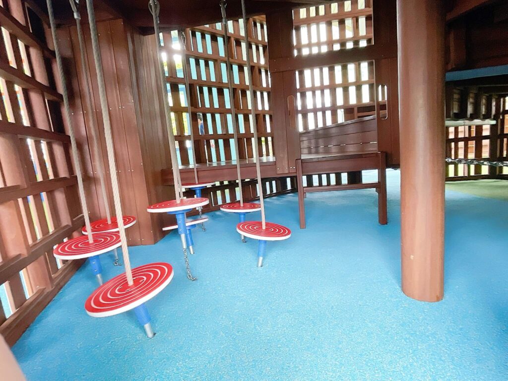 貓頭鷹主題滑梯