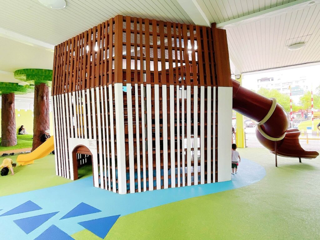 貓頭鷹主題滑梯