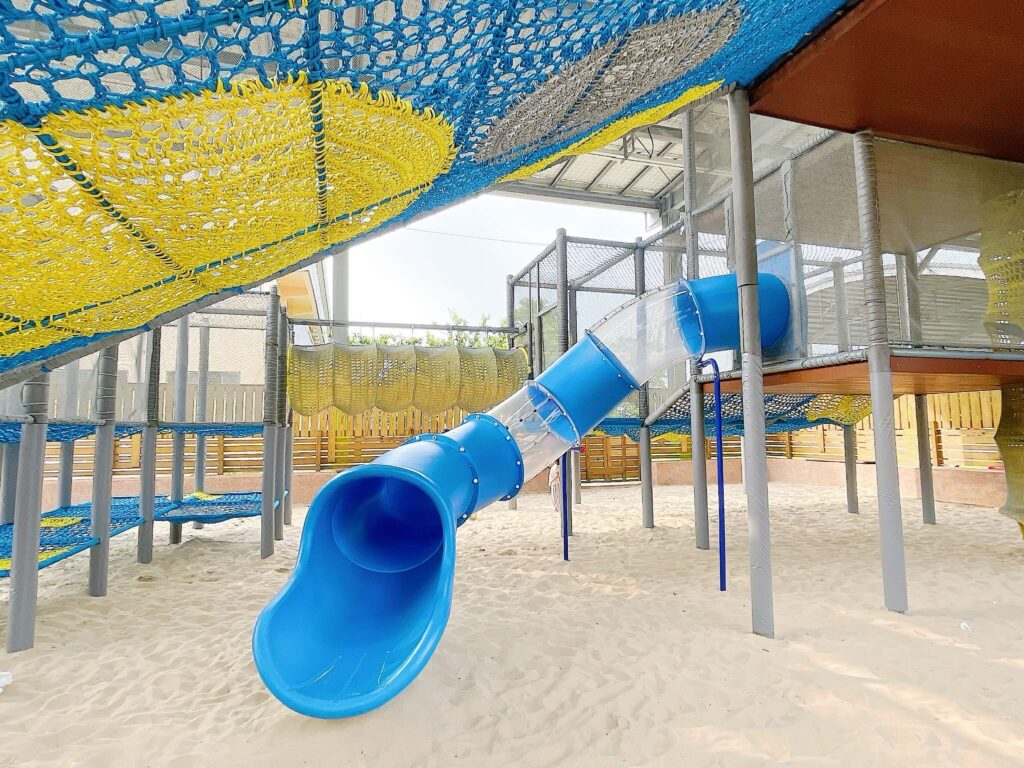 藍白編織攀爬網滑梯