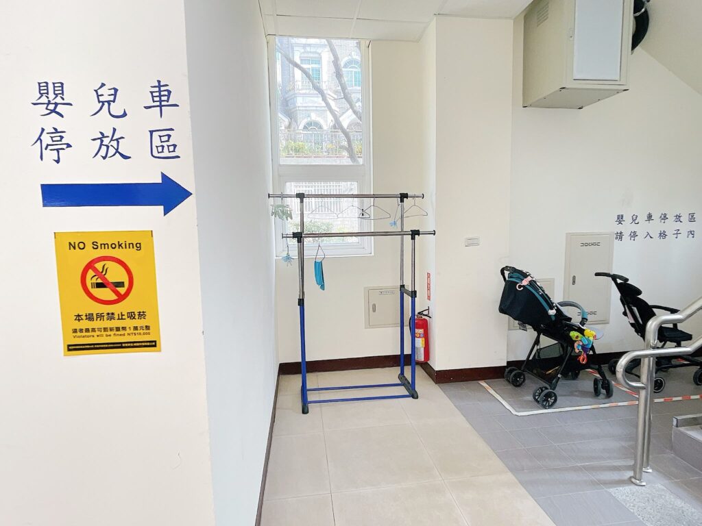嬰兒車停放區
