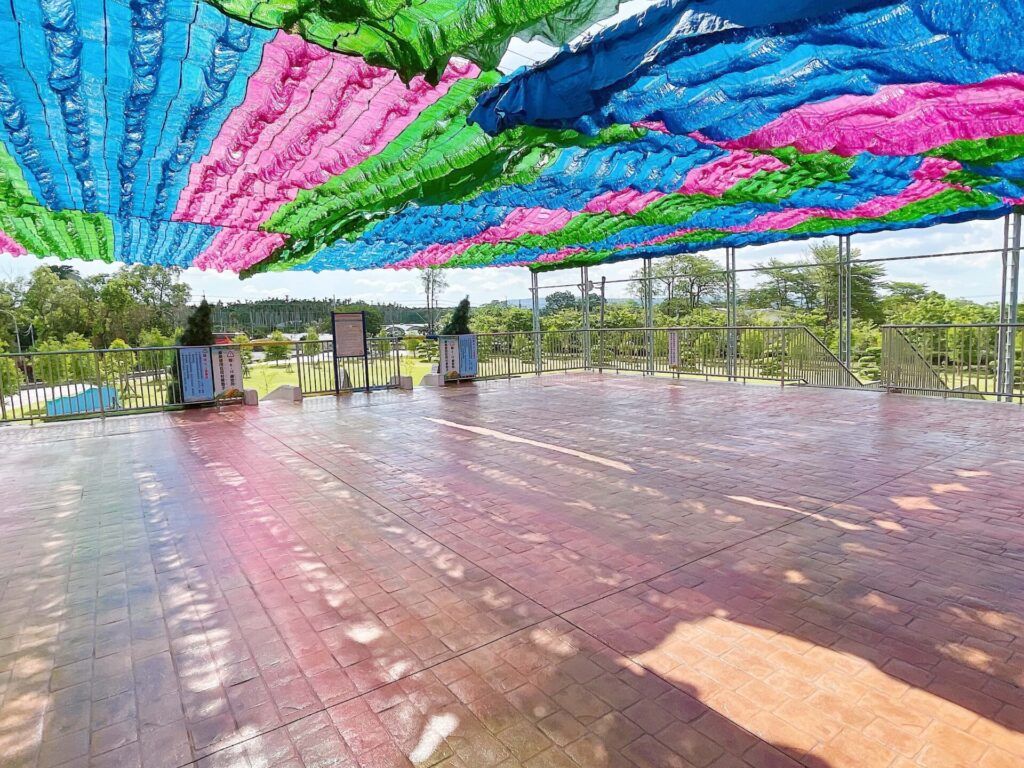 七彩跑道滑梯區