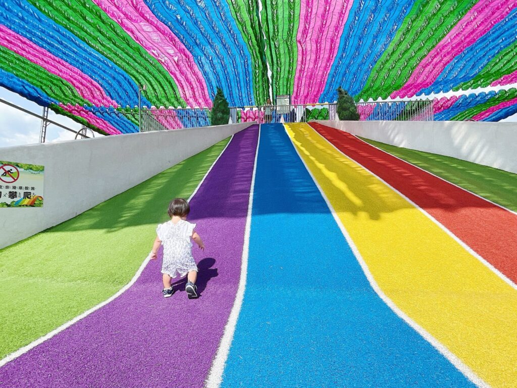 七彩跑道滑梯區
