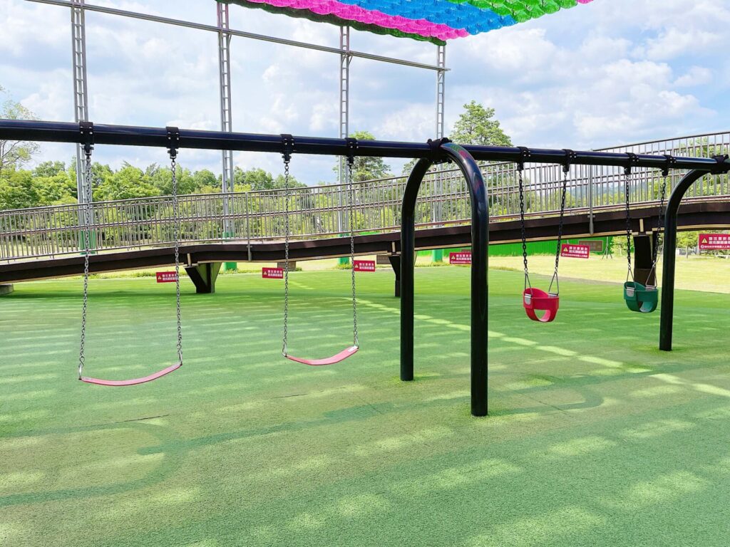 人工草皮鞦韆滑梯區