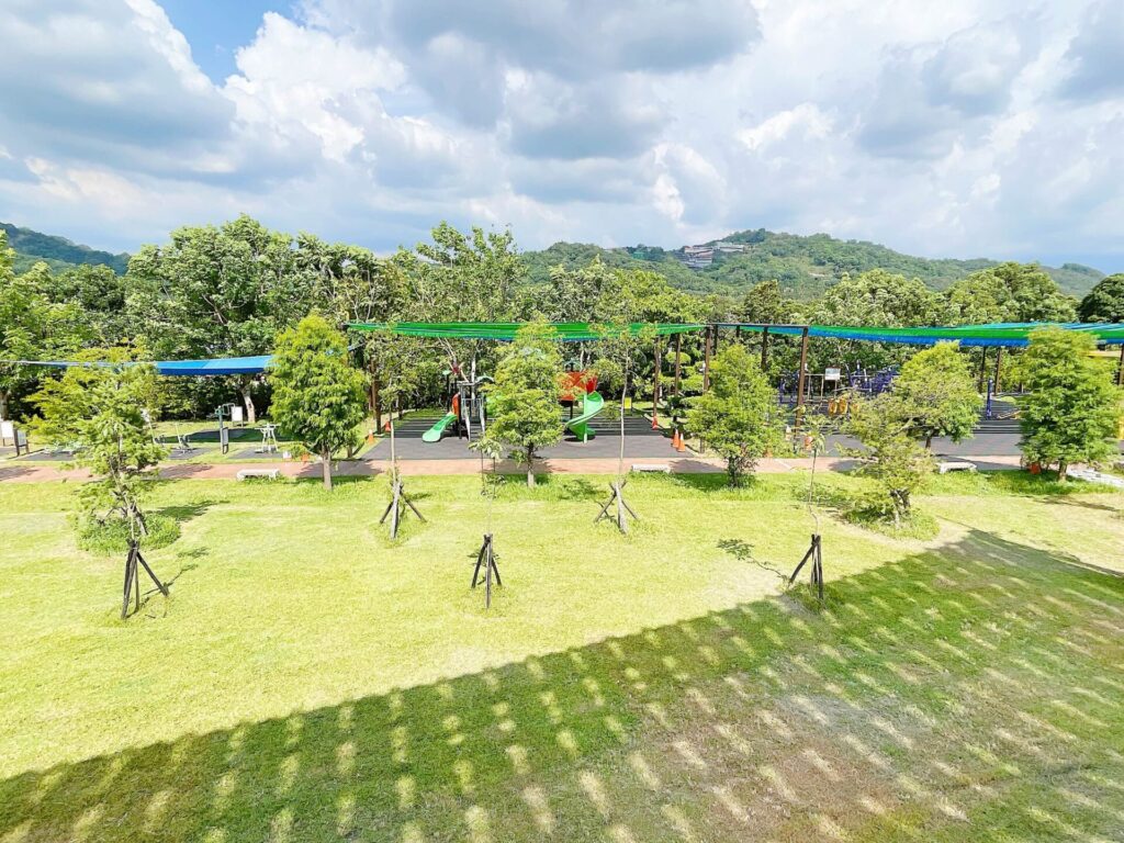 七彩跑道滑梯區