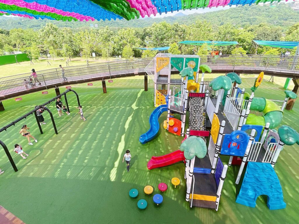 人工草皮遊具鞦韆區