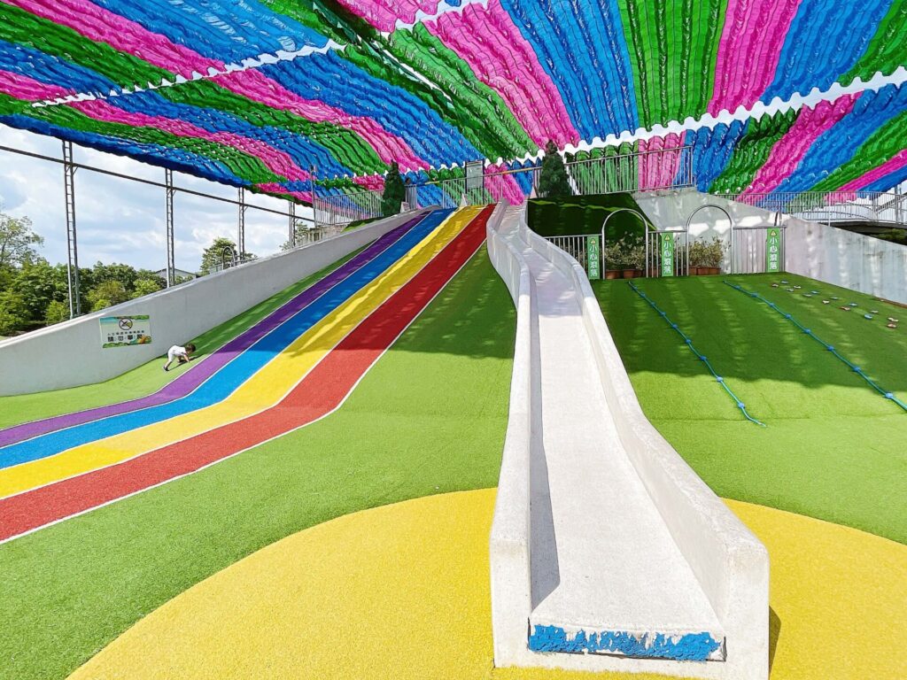 七彩跑道遊具區