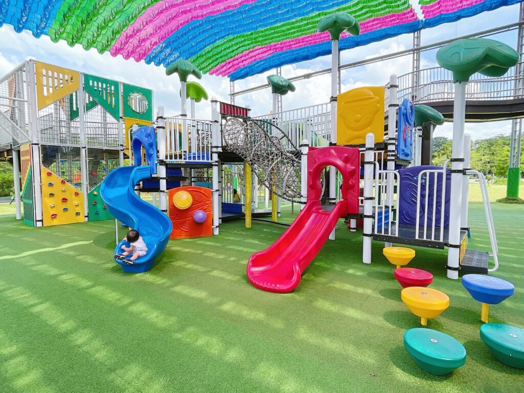 人工草皮鞦韆滑梯區